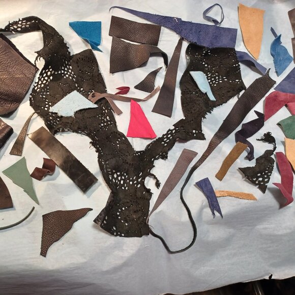 Box of Leather Scraps - Picture 10 of 10